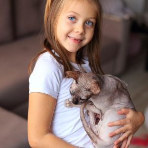 enfant et sphynx dans les bras 